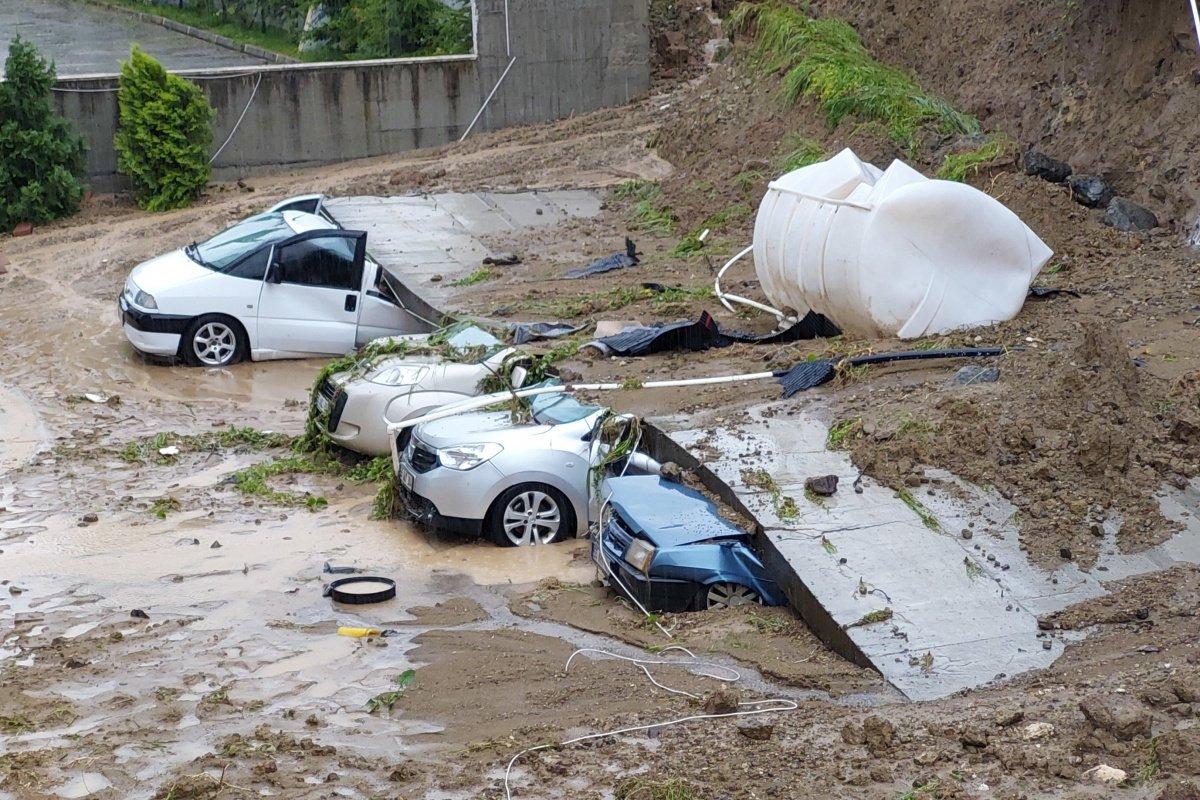 SAMSUN’DA İSTİNAT DUVARI YIKILDI