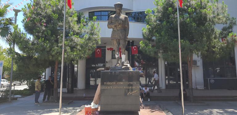 TRABZON'DA ATATÜRK ANITI'NA ÇRİKİN SALDIRI