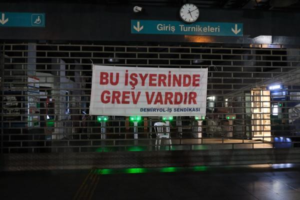 İZMİR' DE İŞÇİLER GREVE GİTTİ.