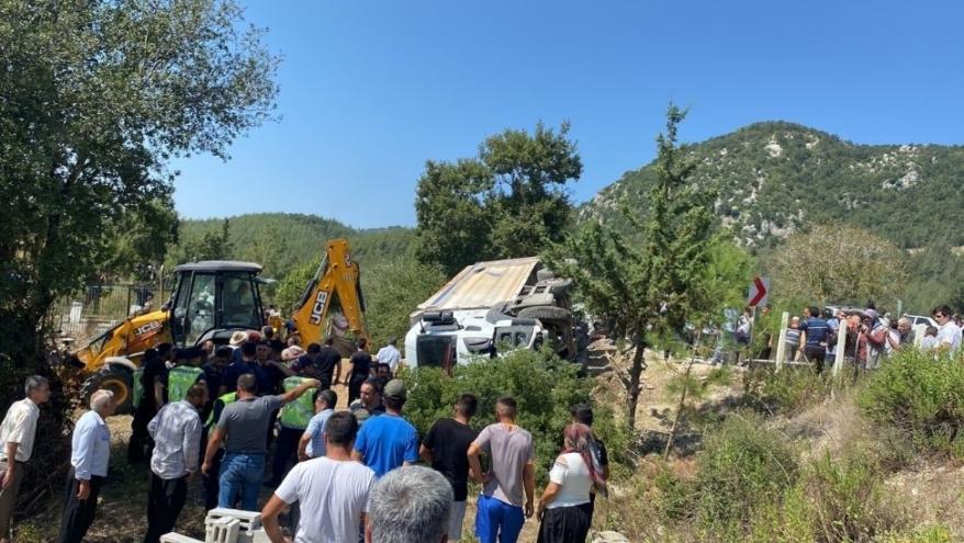 KAHRAMANMARAŞ’TA KAMYON, CENAZE NAMAZI KILANLARA ÇARPTI