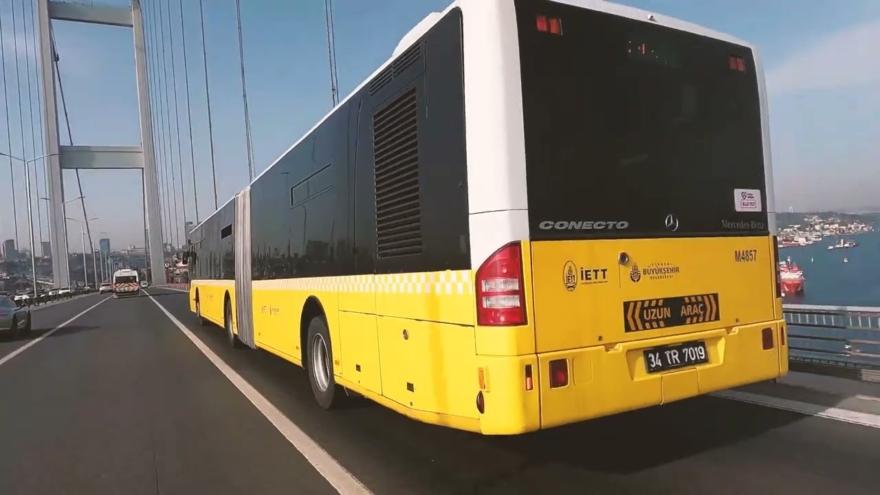 İstanbul’da İETT Otobüsü Tramvaya Çarptı