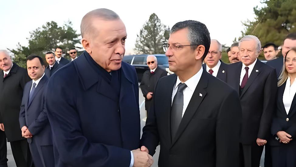 SİYASİLER ATATÜRK İÇİN ANITKABİR’DE: ERDOĞAN VE ÖZEL TOKALAŞTI