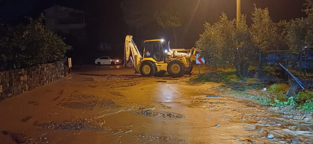 BURSA’DA SAĞANAK YAĞIŞ ARAÇLARI SÜRÜKLEDİ