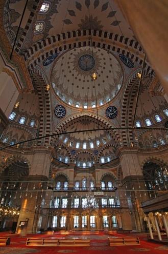 Fatih Camii’nde bıçaklı saldırı; imam ve öğrencisi yaralandı