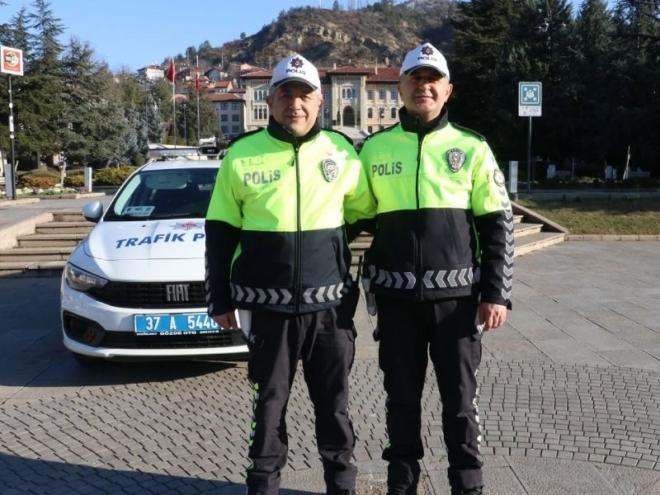 Polis Memuru, Kalbi Duran Adamı Hayata Döndürdü