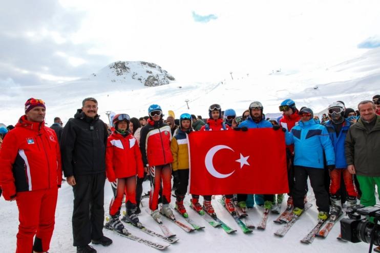 HAKKARİ’DE KAR FESTİVALİ HEYECANI