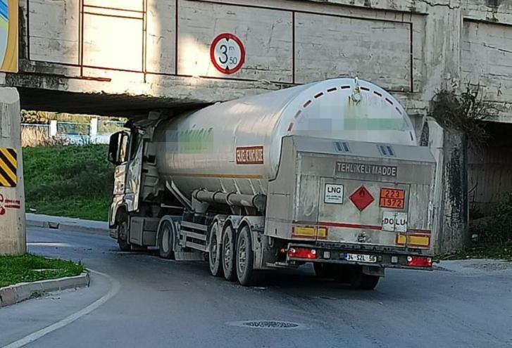 GAZ TANKERİ SULAMA KANALI ALTINA SIKIŞTI