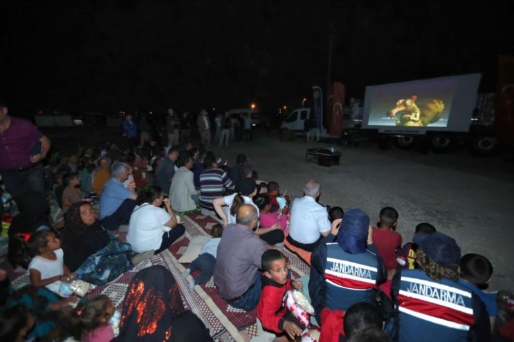 Mevsimlik işçilerin çocuklarıyla film izlediler