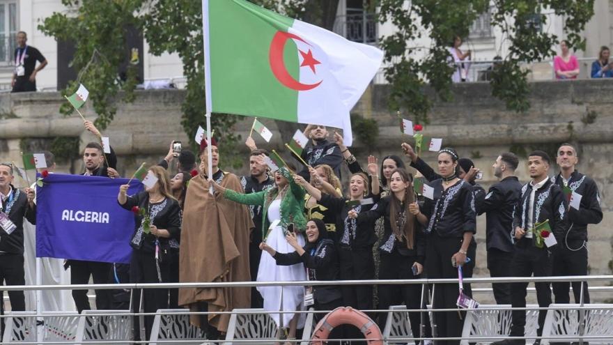 Olimpiyat açılışında Cezayir kafilesi, Paris’te katledilen Cezayirlileri Sen Nehri’ne gül atarak andı