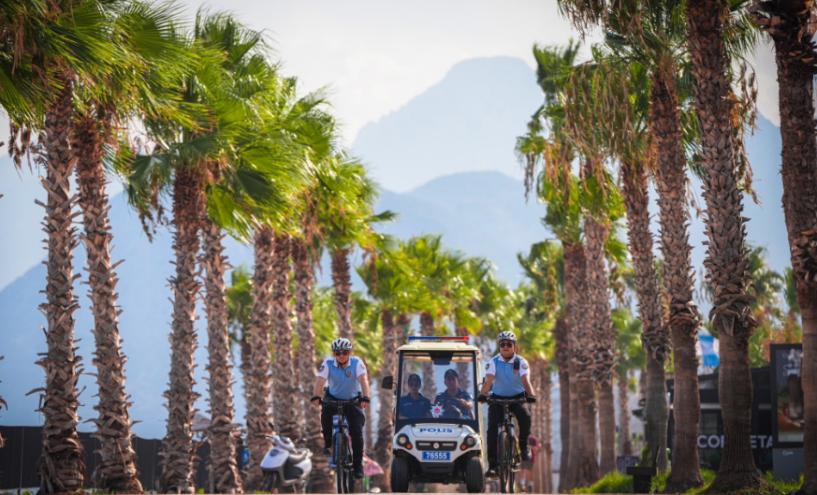 Plajlar ve parklarda güvenlik için Turizm Polisi pedal çeviriyor