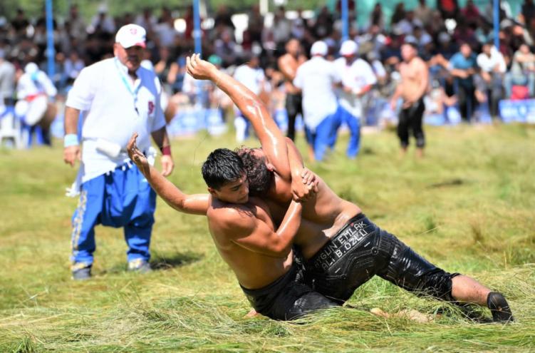 FESLİKAN YAZ ŞENLİKLERİ’NDE 800 PEHLİVAN ER MEYDANINDA