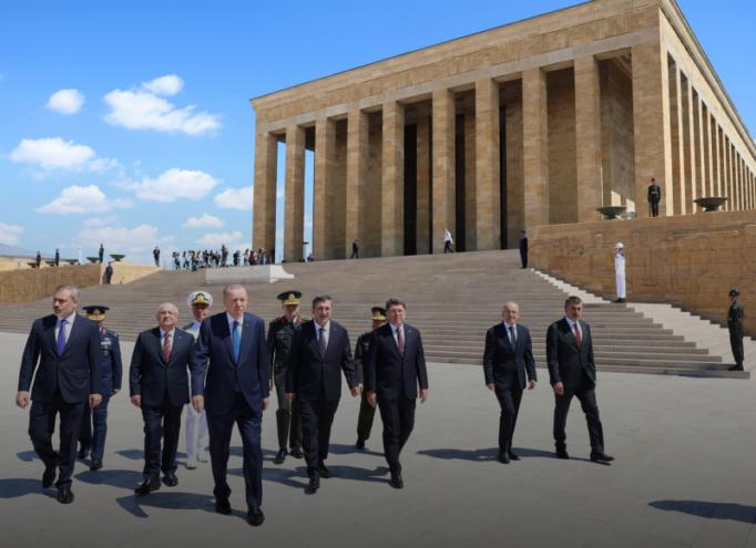 Cumhurbaşkanı Erdoğan başkanlığındaki YAŞ üyeleri Anıtkabir’i ziyaret etti