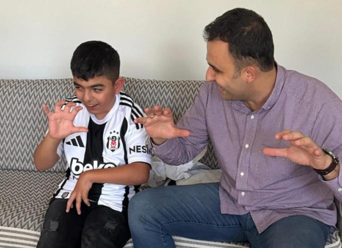 Muhammed’e söz verdiği Beşiktaş formasını hediye etti