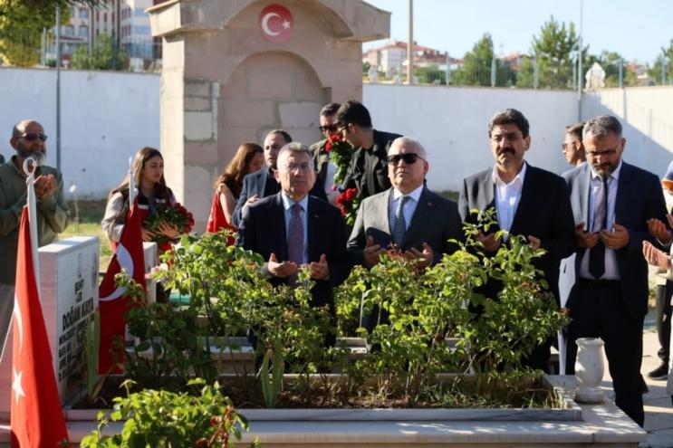 Şehit bebek ve annesi mezarı başında anıldı