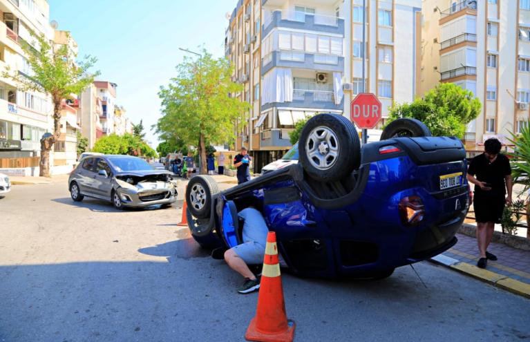 TAKLA ATAN ARAÇTAN BURNU BİLE KANAMADAN ÇIKTILAR